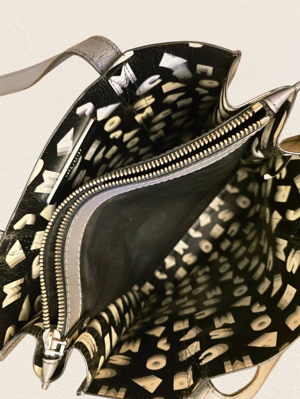 Marc Jacobs Charcoal Gray Leather Tote Black White Graphic Leather Interior - Picture 13 of 13
